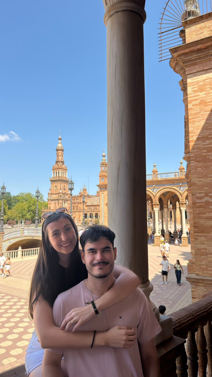 martamp_0704's tweet photo. Sevilla es más bonita a tu lado @alebn_99 ❤️ https://t.co/BURZqXiaYO