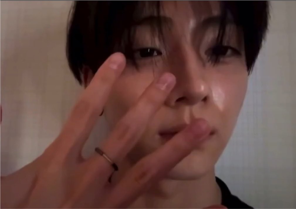 sangwonsources's tweet photo. 280726 +chat live

showing off his ring 💅🏻 https://t.co/mp34KOXuYp