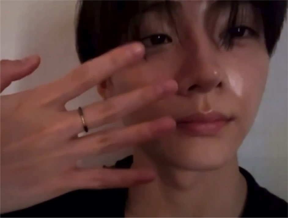 sangwonsources's tweet photo. 280726 +chat live

showing off his ring 💅🏻 https://t.co/mp34KOXuYp