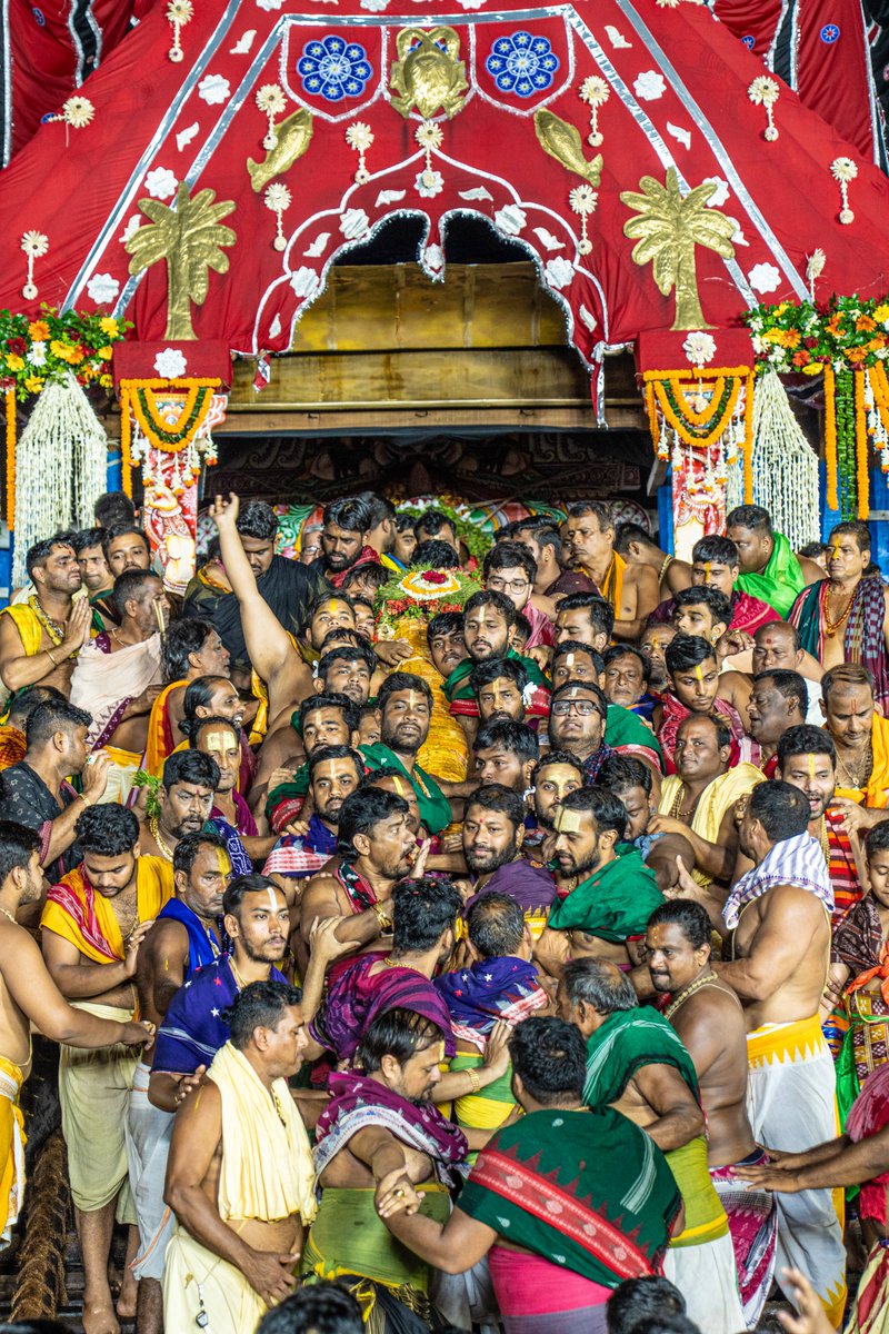 JagannathaDhaam's tweet photo. ଚକ୍ରରାଜ ଶ୍ରୀସୁଦର୍ଶନ ଶ୍ରୀମନ୍ଦିରକୁ ବିଜେ କରିଛନ୍ତି।

#Niladribije #Rathayatra2026 #JaiJagannatha #RathaJatra2026 #RathaYatra #ShreeJagannathaDhaam #Puri https://t.co/toudvrBtdC
