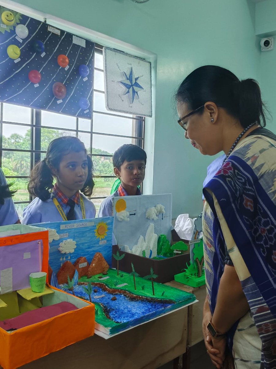 binagandhideori's tweet photo. At the Annual Social Science Exhibition of the Scolace Gurukul School,Bolpur. Amazed by the creativity of the young minds. https://t.co/b5DYaGVLEa
