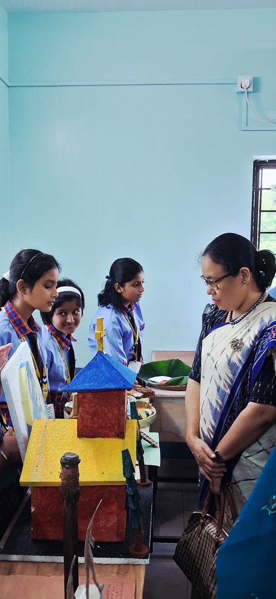 binagandhideori's tweet photo. At the Annual Social Science Exhibition of the Scolace Gurukul School,Bolpur. Amazed by the creativity of the young minds. https://t.co/b5DYaGVLEa