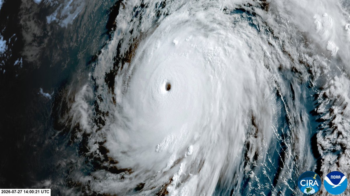 webcamsdemexico's tweet photo. ¡Impresionante! 😱

El ojo del super poderoso #Huracan #Genevieve que alcanzó la #Catgoría5 en el #Pacífico. 🌀

🔴 El sistema no representa peligro para el territorio nacional. https://t.co/GM6tPmsPhW