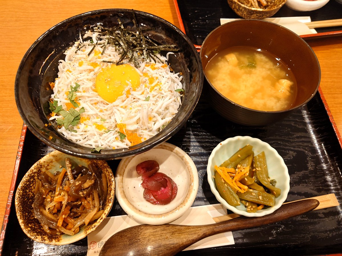 Jun1hotspring's tweet photo. 昨日は三重県の榊原温泉に一泊し、今日は桑名で焼き蛤、蛤の天ぷらとフライ、シラス丼を食べて帰ってきました。途中めちゃくちゃ暑かったり豪雨に遭ったりしましたが、楽しかったです。火曜は休んで水曜日から週の後半乗り切ります。来月の夏休み第二弾20連休を楽しみに頑張ろう💡 https://t.co/HBiPUXcfg7