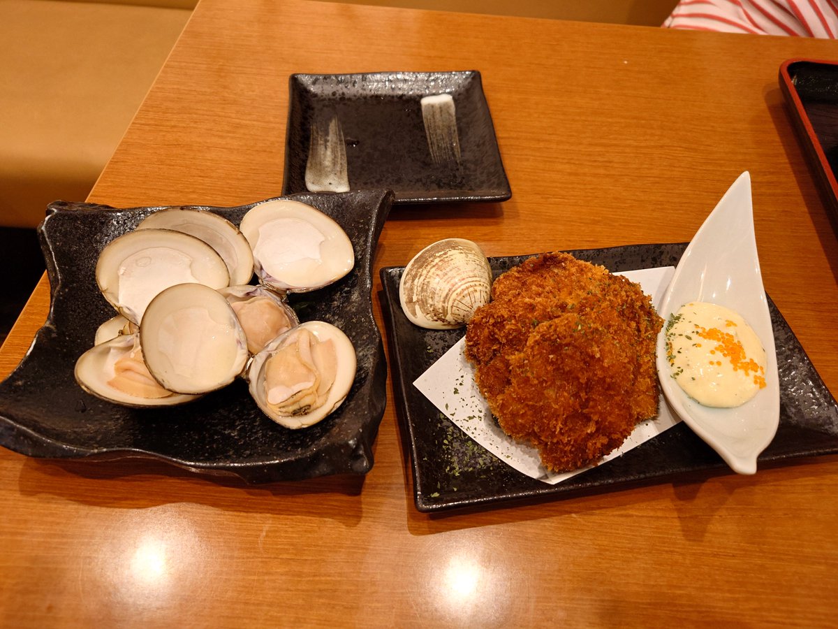 Jun1hotspring's tweet photo. 昨日は三重県の榊原温泉に一泊し、今日は桑名で焼き蛤、蛤の天ぷらとフライ、シラス丼を食べて帰ってきました。途中めちゃくちゃ暑かったり豪雨に遭ったりしましたが、楽しかったです。火曜は休んで水曜日から週の後半乗り切ります。来月の夏休み第二弾20連休を楽しみに頑張ろう💡 https://t.co/HBiPUXcfg7