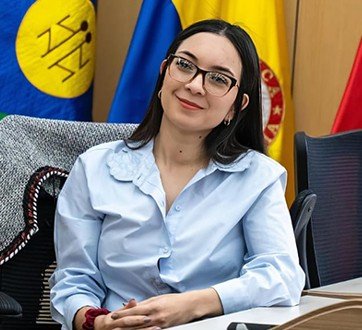 roasebastiann's tweet photo. 🚨 #Usme nuevamente se queda sin alcaldesa local. La improvisación de la administración de @CarlosFGalan sigue pasándole factura a este territorio. 

Nuestra localidad ha tenido una inestabilidad PERMANENTE en la Alcaldía Local, con varios nombramientos provisionales y ahora la justicia dejó en firme la nulidad del nombramiento de Leidi Marcela Pinilla por no acreditar el requisito legal de arraigo en Usme. 

Mientras el Distrito improvisa con los nombramientos, la localidad enfrenta inestabilidad administrativa, proyectos retrasados y decisiones aplazadas. 

¿Cuántos alcaldes más tendrán que pasar para que Usme tenga un gobierno estable y a la altura de su gente?
