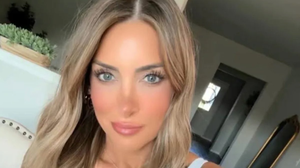GossipRoomOff's tweet photo. TikTok : une influenceuse retrouvée sans vie aux côtés de son ex-mari après l'avoir publiquement accusé du pire, voici ce que l’on sait ! 
https://t.co/BwDDNRS0Cr https://t.co/akV9tKbhd3