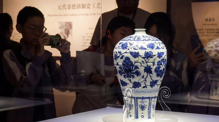 ChinaEmbinMKD's tweet photo. Congratulations on the inscription of the Jingdezhen Handicraft Porcelain Industry Sites as a UNESCO World Heritage site.
For over a thousand years, Jingdezhen has transformed clay into masterpieces that have connected China with the world through porcelain.

Честитки за впишувањето на локалитетите на занаетчиската индустрија за порцелан во Џингдежен на Листата на светско наследство на УНЕСКО. Повеќе од илјада години Џингдежен ја претвора глината во ремек-дела што преку порцеланот ја поврзуваат Кина со светот.
#Jingdezhen #UNESCO #WorldHeritage