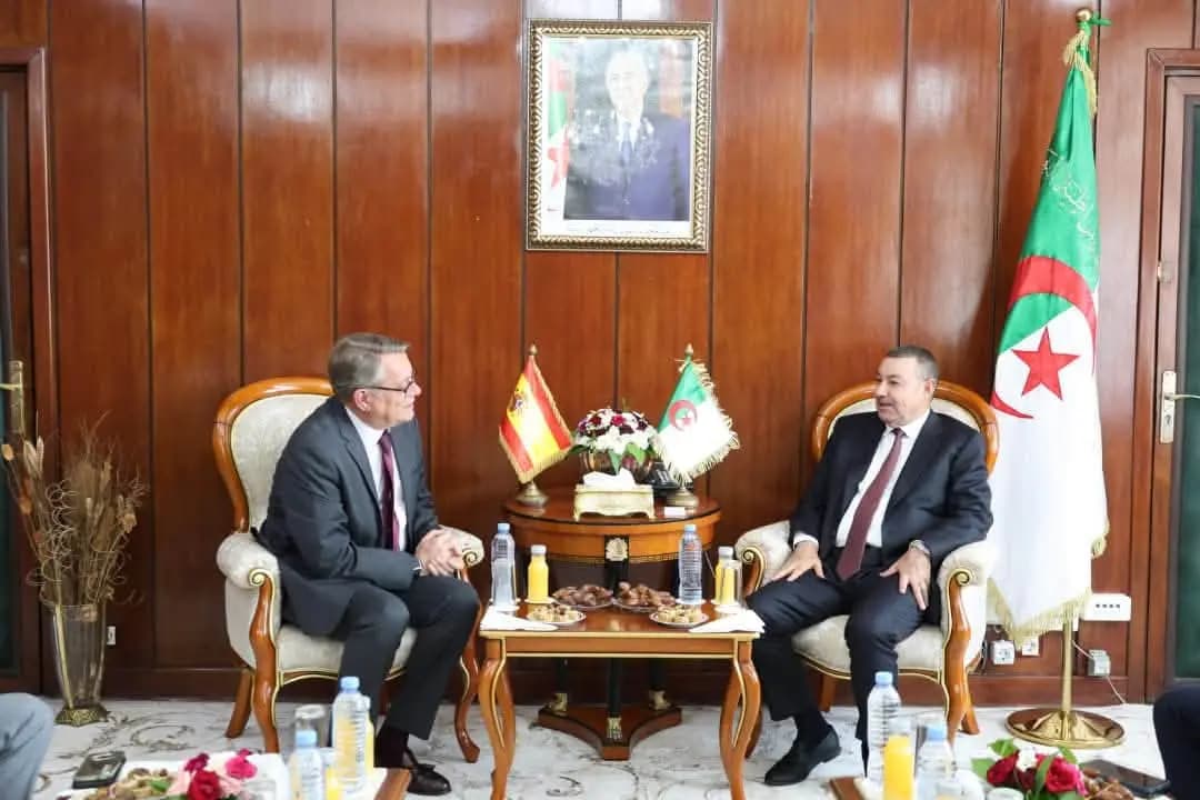 Algerie_aps's tweet photo. #Sayoud reçoit l'ambassadeur du Royaume d'#Espagne 🇪🇸 auprès de l’#Algérie 🇩🇿 

🔗https://t.co/VQtsqJcumG https://t.co/IH9ePl4evU