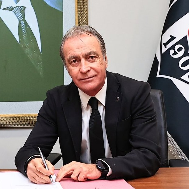 demarkesports's tweet photo. Soru: "Salah isminin taraftarda yarattığı bir beklenti var. Bu beklentiyi Salah'ın olmadığı senaryoda nasıl karşılamayı düşünüyorsunuz?"

Önder Özen: "Bu tamamen şahsi düşüncemdir. Elbette Mario Gomez gibi büyük yıldız Beşiktaş'ta oynadı ve şampiyonluk yaşadı. Quaresma gibi bir süper yıldız Beşiktaş'ta top oynadı ve şampiyonluk yaşadı. Ben çocuktum; Beşiktaş'ın şampiyonlukları daha düşük maliyetli, belki şöhreti çok yüksek olmayan ama ciğerden oynayan oyuncularla gelmişti. Çoğu öz kaynak üzerinde veya yerli, kulüp aidiyeti yüksek oyuncularla gelmişti. Beşiktaş'ın taraftarları ile futbol takımı arasında gerçek bir organik bağ var, diğerlerine göre daha fazla organik. Hiç inorganik olmayan bir yıldızın peşinden sürüklenerek gidilmiş bir bağ değil; bir kimliğin peşinden giderek kurulmuş bir bağ var. Ben böyle görüyorum. Elbette zaman değişiyor, elbette bir Z kuşağı gerçeğimiz var, elbette hayat değişiyor. Ben şunun değişmesine bir türlü razı gelemiyorum: Beşiktaş'ın taraftarı ile kurduğu bağın tipinin değişmesine ben razı gelmiyorum. Buna razı gelmeyecek çok sayıda Beşiktaşlı olduğunu da düşünüyorum. Bu arada ben bunu bir Beşiktaşlı olarak söylemiyorum, Beşiktaş'a dışarıdan bakan birisi olarak söylüyorum. Gıpta ile bakan, imrenerek bakan birisi olarak söylüyorum. Bu bağ değişmemeli. Bir yıldızın, bir ışıltının peşinden giden insanlar değil Beşiktaşlılar; alın terinin peşinden giden insanlar. Ben böyle gördüm çocukluğumda da gençliğimde de hatta yetişkinliğimde de. Beşiktaş'ın bütün şampiyonlukları daha az maliyetli kadrolarla, ışıltısı daha düşük ama enerjisi büyük, yüreği büyük oyuncularla gerçekleşti. Ben öyle gördüm. Son şampiyonluk buna dahil. Rıdvan oradaydı, çocuktu daha. Ersin kardeşimiz oradaydı, çocuktu daha. Yaşıtları babalarından harçlık alıp okula gidiyorlardı. O iki tane gencimiz Beşiktaş ile şampiyonluk yaşadılar. Atiba 40 yaşına geliyordu ama böyleydi. Onlar getirdiler, Sergen Hoca ile beraber onlar getirdiler son şampiyonluğu. O sırada diğer ekiplerin minimum 2 katı maaş bütçesi vardı. Maaş bütçeleri çok daha kalabalıktı, yıldızları vardı, büyük oyuncuları vardı ama Beşiktaş şampiyonlukları bu şekilde kazandı. Şimdi de mi böyle? Hayır, böyle değil. Mutlaka 1-2 tane yıldız olacak ama lütfen şunu görmezden gelmeyin: Türkiye'nin bir numaralı orta saha oyuncusu Beşiktaş'ta oynuyor. Ligin bir numaralı orta saha oyuncusu Orkun Kökçü Beşiktaş'ta oynuyor. Yıldızı dışarıda aramayalım, kendi oyuncumuz var. Bir büyük oyuncuya sahibiz, üstelik yerli ve Türk bir oyuncuya sahibiz. Sırtında 10 numara var, kolunda pazıbendi var, Beşiktaş'ın kaptanlık bandı var. Öyle 3 kişiye de kaptanlık yapmıyor, 23 kişiye yapıyor. Yani kimi kaptan 3 tane, 4 tane yakın arkadaşına kaptanlık yapıyor ama bizim kaptanımız 23 kişiye kaptanlık yapıyor. Herkese yapıyor. Soyunma odasını avucunun içinde tutuyor hocasıyla beraber. Öyle bir oyuncumuz var, öyle bir yıldızımız var. Trossard; Dünya Kupası'nda verimlilik sıralamasına baktınız mı? Biz tüm metriklere baktık. Dünya Kupası'nda 48 ülkeden 25'er oyuncuyu çarpın, kaç tane oyuncu katılmış... İçlerinden verimlilik puanı 17. sırada. Oradaki en özel performanslardan bir tanesini gösterdi. Belçika Milli Takımı'nda kupaya başlarken yıldız ve etrafında toplanan oyuncu başkaydı ama 2. maçtan itibaren sazı eline alan oyuncu Trossard oldu. Bu büyük oyuncu, bu büyük oyuncu Beşiktaş formasını giyecek. Salih burada, Nübel burada. Alman milli takımının ikinci kalecisi. O bizim yıldızlarımızdan bir tanesi. Yarın Doğan yıldızlarımızdan bir tanesi olacak. O benim gönlümde yıldız, herkesin gönlüne de girecek eninde sonunda. Beşiktaş'ta yıldızlar var, daha da gelecek olanları var. Beşiktaş'ın bir diğer yıldızı da oyunu olacak. Biz buna yemin ettik, bir söz verdik. Eskisinden daha iddialı konuşabilirim. Hoca ile ilk tanıştığımız günden itibaren yani onu zaten ilk izlerken beni heyecanlandırıyordu Fiorentina'dayken, Spezia'dayken, Bologna'dayken. Tanıştıktan ve antrenmanları gördükten sonra inancım çok daha arttı. Beşiktaş'ın yıldızı oyunu olacak. Şunu iddia ediyorum: Eğer biz kendi planlamamıza devam edebilirsek, transfer hedeflerimize ulaşabilirsek, bir yılı tamamlayabilirsek Beşiktaş çok acımasız bir ekip olacak önümüzdeki senenin başında. Ben o günü görürüm, görmem bir şey diyemem ama eğer bu proje devam ederse Beşiktaş ligin en acımasız ekibi olacak, bunu biliyorum. İçinde yıldızı olur olmaz, insanlar beğenir beğenmez onu bilmiyorum ama çok acımasız bir ekip olacağını biliyorum. Burada antrenman sahasında görüyorum."
