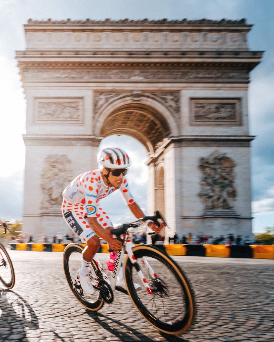 RichardCarapazM's tweet photo. Le Tour de France 🤍❤️

📸 The Grubers https://t.co/4fmXIT2SoO