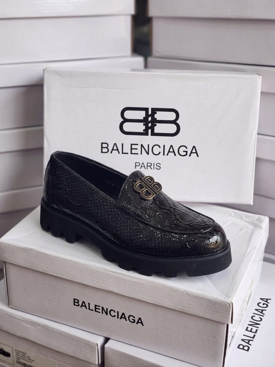 kdwatchesandmo's tweet photo. BALENCIAGA 
QUALITY 
Size 41 to 46 
Boxes 
N47,000 https://t.co/3IHTRkLLFw