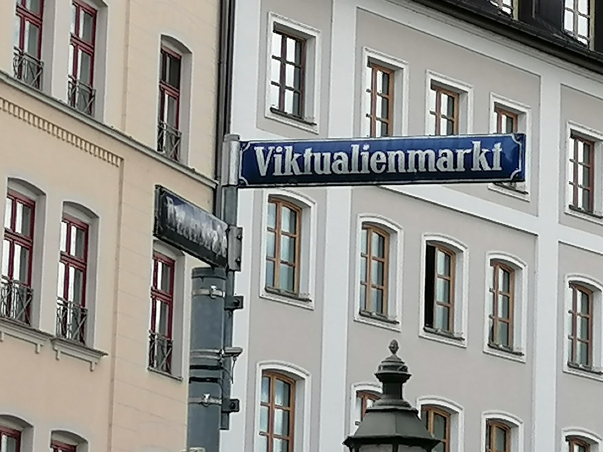 baumann68170's tweet photo. @gmarty52 @gauchecaca À Munich le problème c'est de pouvoir maintenir "mes lignes" avec un marché pareil 🤣🤣 https://t.co/DKNKmZortk
