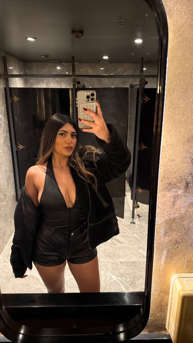 missclemx's tweet photo. Quel tenue me va le mieux ? https://t.co/gL9CeKiB5S