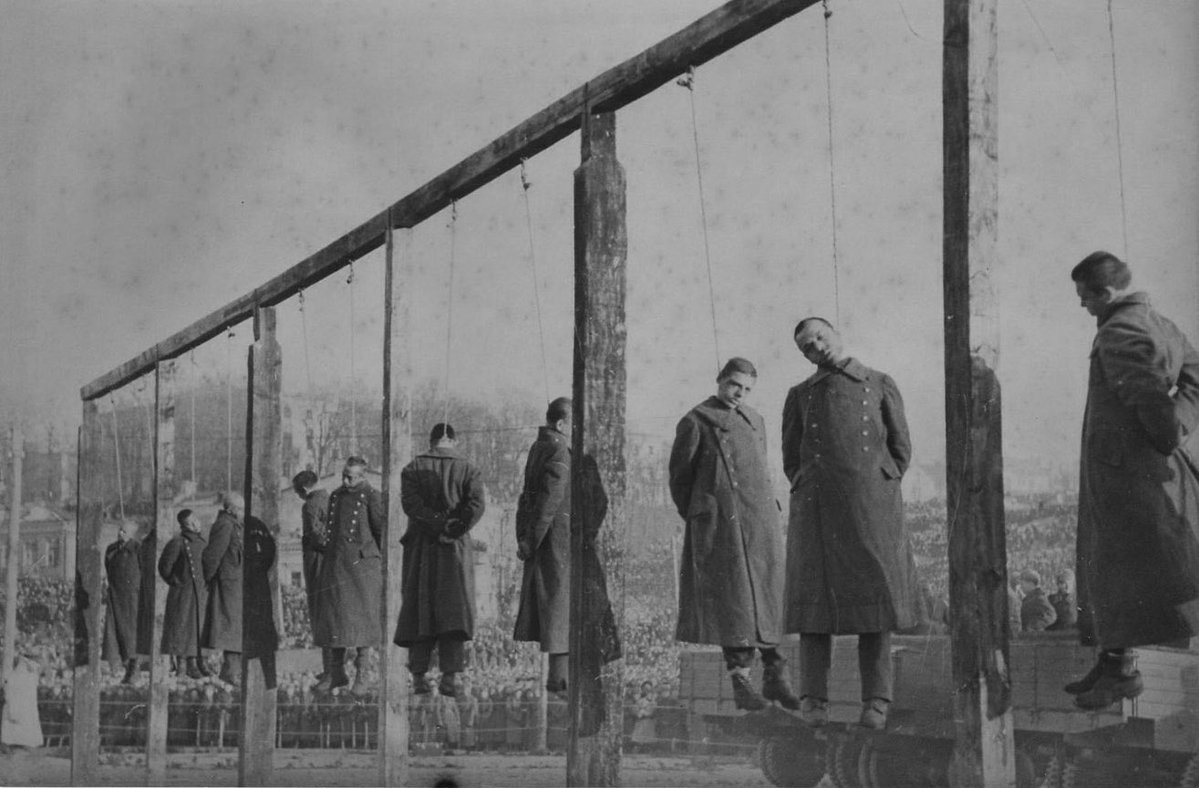 TheNameofWar's tweet photo. Public hanging of twelve German war criminals in Kiev, Ukraine, in February 1946. Photo by Georgy Ugrinovich. https://t.co/eehZgAn5nO