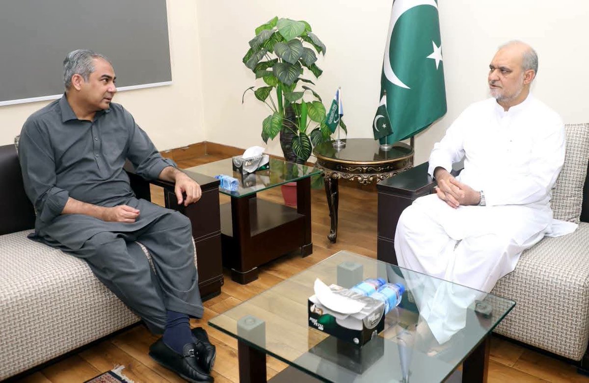 JIPOfficial's tweet photo. لاہور- امیر جماعتِ اسلامی پاکستان حافظ نعیم الرحمٰن سے وفاقی وزیرِ داخلہ محسن نقوی کی  جماعت اسلامی کے مرکز منصورہ لاہور میں ملاقات، وزیرِ داخلہ محسن نقوی کا حافظ نعیم الرحمٰن سے جماعتِ اسلامی کے سیکرٹری جنرل امیر العظیم کی وفات پر اظہارِ افسوس، سوگوار خاندان اور جماعت کے قائدین و کارکنان کیلئے صبرِ جمیل کی دعا و فاتحہ خوانی کی۔ اس موقع پر جماعت اسلامی پاکستان کے قائم مقام سیکرٹری جنرل نذیر احمد جنجوعہ اور سیکرٹری اطلاعات شکیل احمد ترابی بھی موجود تھے۔
@NaeemRehmanEngr