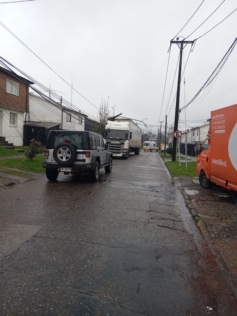 emiliofreixas's tweet photo. Una consulta a quien corresponda: hasta cuándo permiten que los camiones transiten en una calle tan estrecha como Bulnes? Miren la escoba que dejó el descriteriado que chocó con un poste en Bulnes al llegar a Simpson y nos tiene sin luz! #Valdiviacl https://t.co/hSyASvDAXM
