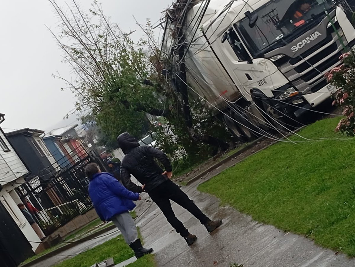 emiliofreixas's tweet photo. Una consulta a quien corresponda: hasta cuándo permiten que los camiones transiten en una calle tan estrecha como Bulnes? Miren la escoba que dejó el descriteriado que chocó con un poste en Bulnes al llegar a Simpson y nos tiene sin luz! #Valdiviacl https://t.co/hSyASvDAXM