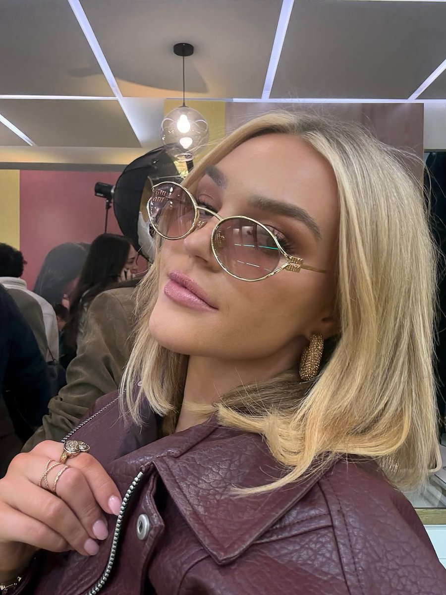 savannahdastrup's tweet photo. seeing the world through miu miu colored glasses 👓💘✨💋

thank you @optik.ange &amp; @miumiu for having me !! https://t.co/6spVbGHura