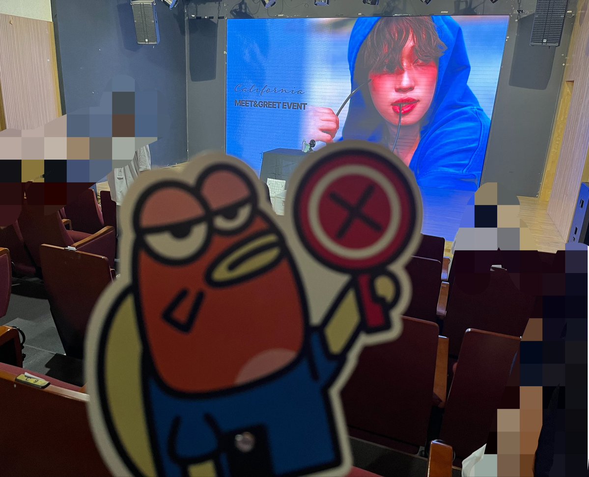 sense_ninth's tweet photo. 天气太热了❌
（真的好热好热的大中午）
签售喜欢✔️
（算是给我找到小作坊了）
星巴克齁甜的饮料和甜品❌
（吃了一点完全下不了口）
臭手抽到最后一排❌
（第二个到的怎么出来雷霆大号） https://t.co/isHTaQFENO