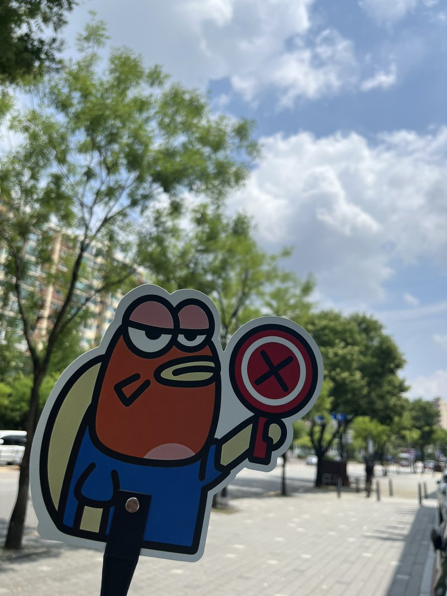 sense_ninth's tweet photo. 天气太热了❌
（真的好热好热的大中午）
签售喜欢✔️
（算是给我找到小作坊了）
星巴克齁甜的饮料和甜品❌
（吃了一点完全下不了口）
臭手抽到最后一排❌
（第二个到的怎么出来雷霆大号） https://t.co/isHTaQFENO