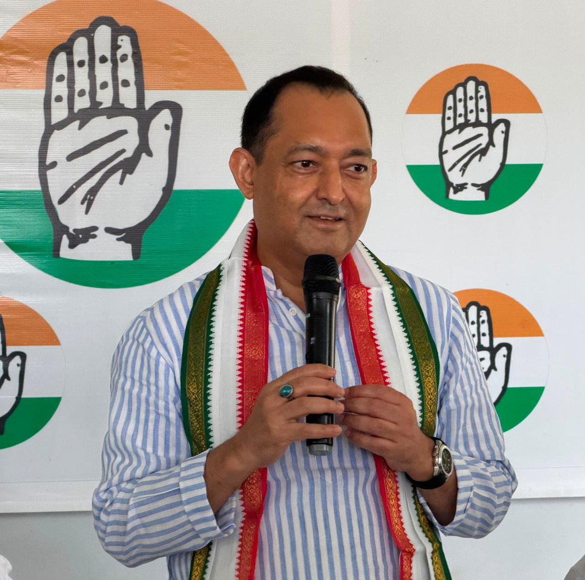 NadeemjavedINC's tweet photo. संगठन सृजन अभियान के अंतर्गत आज कर्नाटक के बेल्लारी शहर ज़िला कांग्रेस कमेटी की विस्तारित कार्यकारिणी बैठक में शामिल होकर संगठन की मजबूती, आगामी रणनीति और भविष्य के राजनीतिक विमर्श पर साथियों के साथ विस्तारपूर्वक चर्चा की।

मजबूत संगठन ही जन-जन की आवाज़ को प्रभावी ढंग से बुलंद करने की सबसे बड़ी ताकत है। हम सब मिलकर कांग्रेस संगठन को और अधिक सशक्त एवं जनोन्मुख बनाने के संकल्प के साथ आगे बढ़ रहे हैं।

#SangathanSrijanAbhiyan
