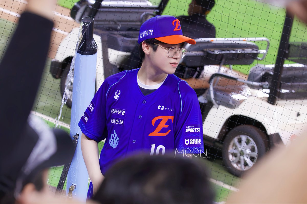 moon_1004__'s tweet photo. 260726 HLE X EAGLES DAY

😭😭😭😭😭😭😭😭😭😭😭😭😭😭😭😭😭😭😭

#ZEUS #제우스 https://t.co/mRhMzTdlZA
