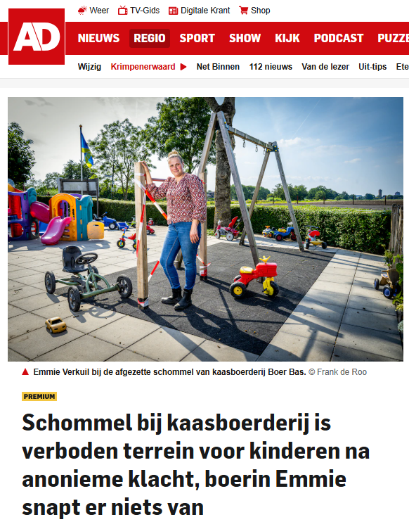 Miss_Royal73's tweet photo. Bij kaasboerderij Boer Bas is de nieuwe #schommel afgezet met rood-wit lint. Niet omdat er een ongeluk gebeurde, maar omdat iemand bij de #NVWA meldde dat het speeltoestel wiebelt. 
Boerin Emmie Verkuil is terecht verontwaardigd: "Waarom liep diegene niet gewoon even naar binnen om dit bij me aan te geven?" 🤷🏻‍♀️

Zo triest, wat een rare/nare mensen heb je toch... 😏