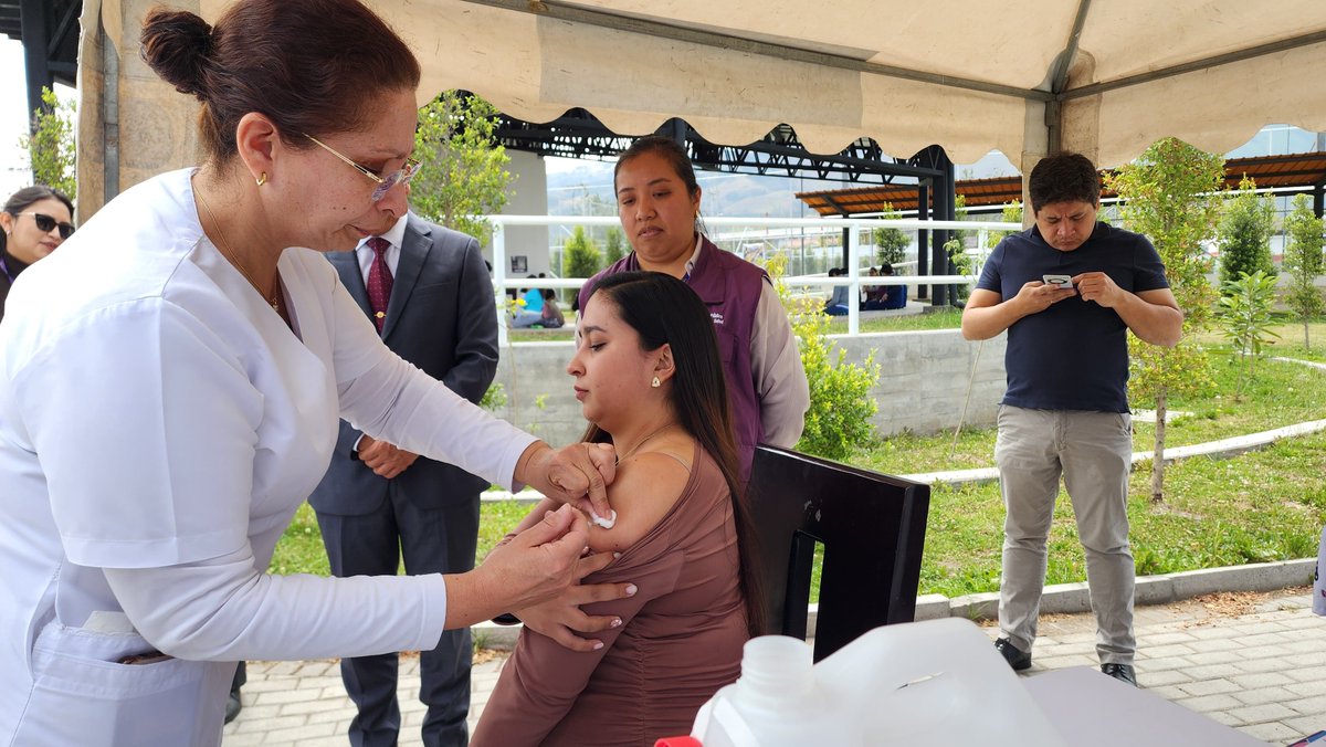 SaludImbabura's tweet photo. 🛡️🤰#Imbabura | @Salud_Ec a través de la Dirección Provincial de Salud de Imbabura, realizó el lanzamiento de la vacuna contra el #VSR, fortaleciendo la protección de madres gestantes y bebés desde antes de nacer.
💉 Gratuita, segura y disponible en los establecimientos de salud https://t.co/lC8IpCCdPD
