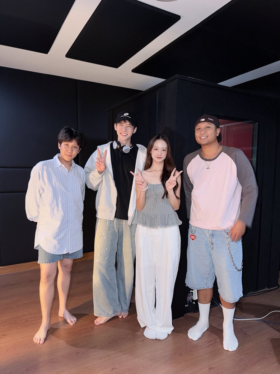 supanut_l's tweet photo. ลูกค้าคนแรกของสตู ขอบคุณน้าแบงค์ที่ให้โอกาสโปรดิวเพลงให้น้องงับ 🙏🏻 #supanut https://t.co/ef4vSAeL8l