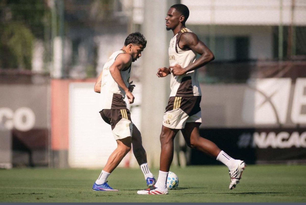Lemos_Santos's tweet photo. Sobre Lucas Paquetá.

O jogador treinou hoje no gramado do CT Ninho do Urubu com os demais companheiros e deverá ser relacionado para a partida contra o Internacional.

Em parceria com craque @caio_fontinelle 

📸 Adriano Fontes.

#Flamengo #CRF @1MauroSantAnna https://t.co/CQL55c9dJ5