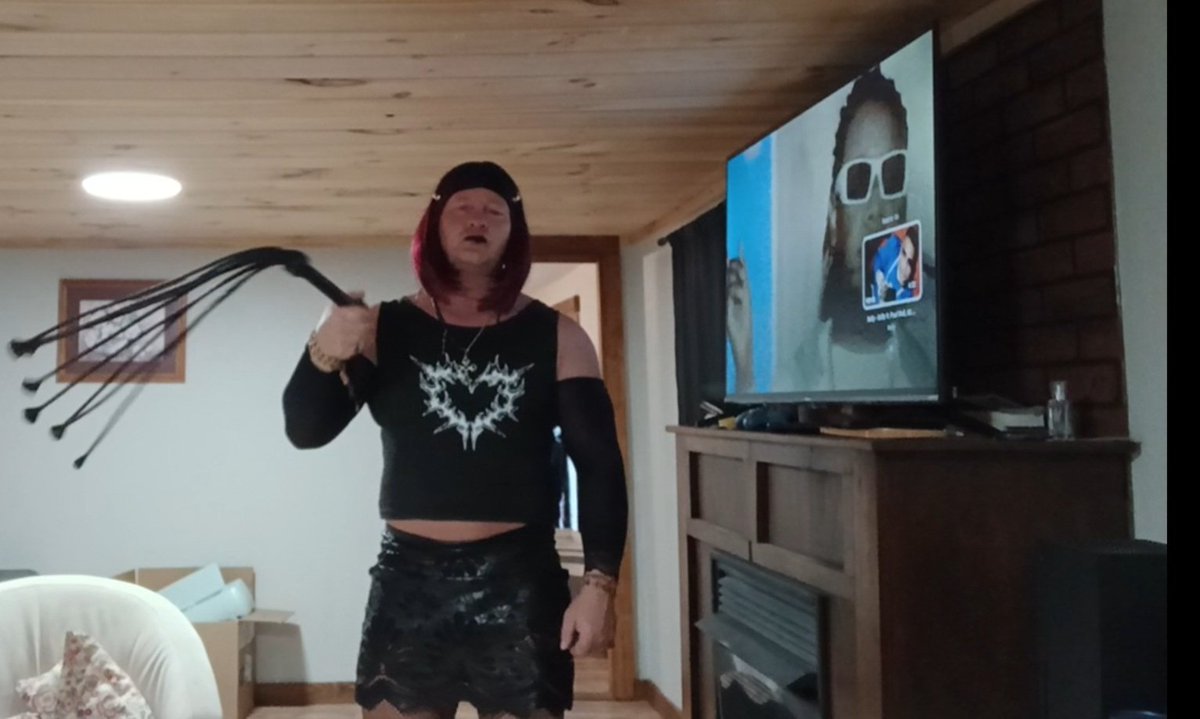 Alphasissy31622's tweet photo. Goth girl https://t.co/Bl7LKoZF1g