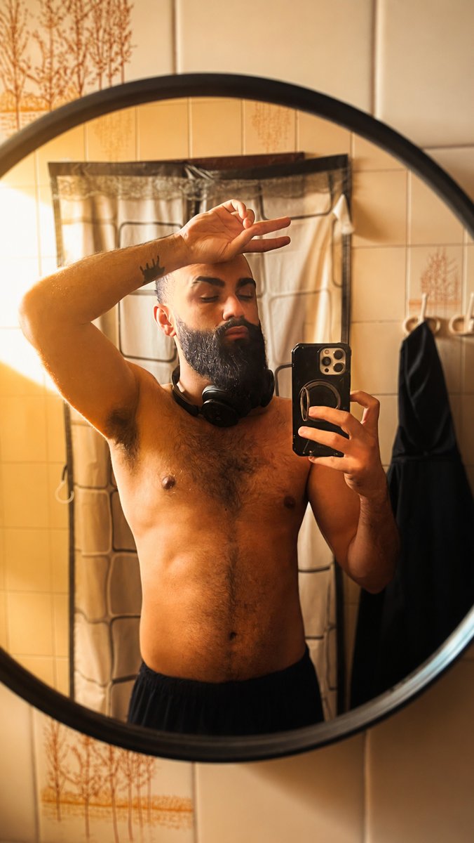 wangviana's tweet photo. Golden Hour ✨ #gay #beards #hairy https://t.co/zioRDlyqS3