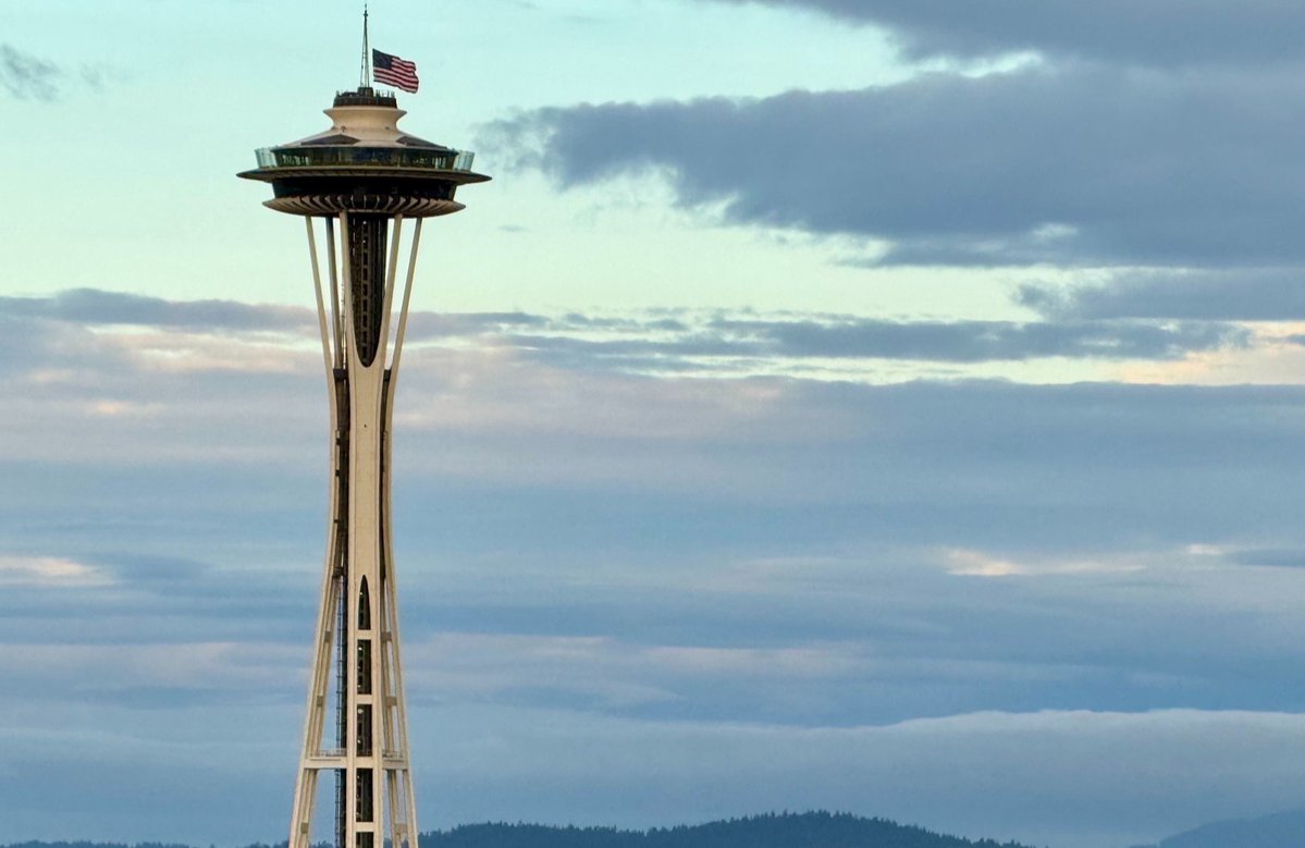 SeattleMet's tweet photo. We love you, Seattle 💛 https://t.co/2oJTJs7fAv