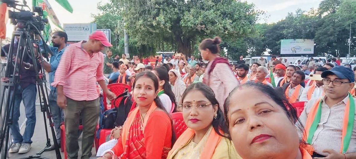 PawanKumar27083's tweet photo. आज "बांकीपुर उपचुनाव" के अंतर्गत राष्ट्रीय अध्यक्ष आदरणीय Nitin Nabin जी  और मुख्यमंत्री आदरणीय Samrat Choudhary जी के "रोड शो" के बाद हुई "विशाल जनसभा" में शामिल भाजपा नेत्री Adv. Pragya Bharti जी।
  #भाजपा  #NarendraModi #samratchoudhary #VinodTawde #BJP4IND #BJP4Bihar  #जदयू https://t.co/ST390EYCXi