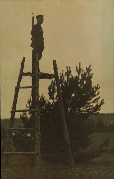 Ryszard6828's tweet photo. Na straży granic II RP.
 Woj. wileńskie.
Autor fotografii Adam Wisłocki: "Tzw. 
wyszka, gdzie chronią się posterunki zimą przed napadami wilków."
1926 r. https://t.co/23JPGiVMdb