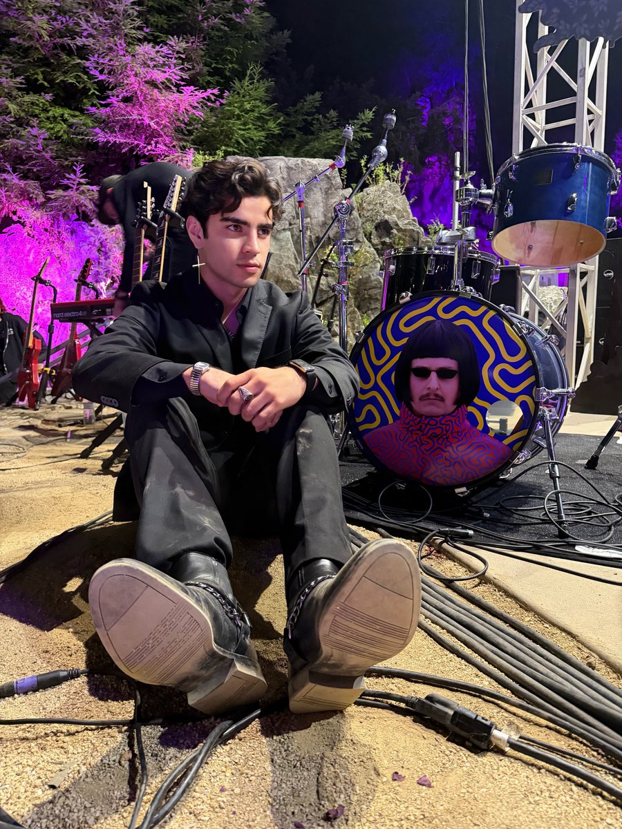 EstiloDF's tweet photo. Aarón Mercury compartió un emotivo momento junto a familiares y amigos para celebrar la vida de Oliver Tree, quien falleció hace unos meses. 🕊️ ¿Cuál es tu recuerdo favorito de él? 💜

Fotos por: @aaronmercury https://t.co/dP9aH56KNZ