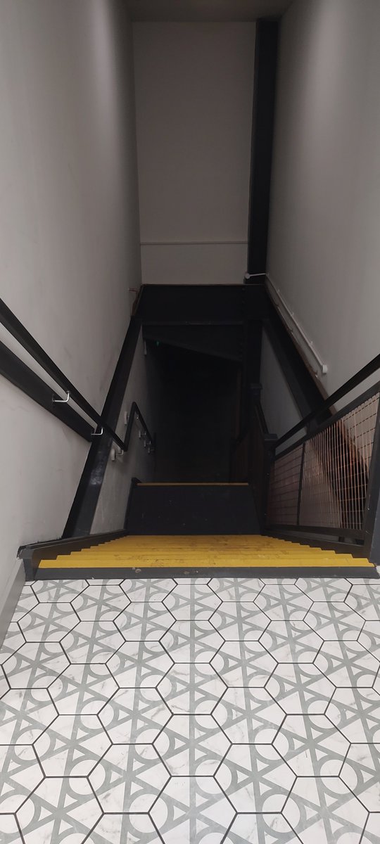contractscurse's tweet photo. Should I go down? It didn't say anything about staff only, it was this place in the bathroom I've no clue why it was there. https://t.co/djwPz7L50V