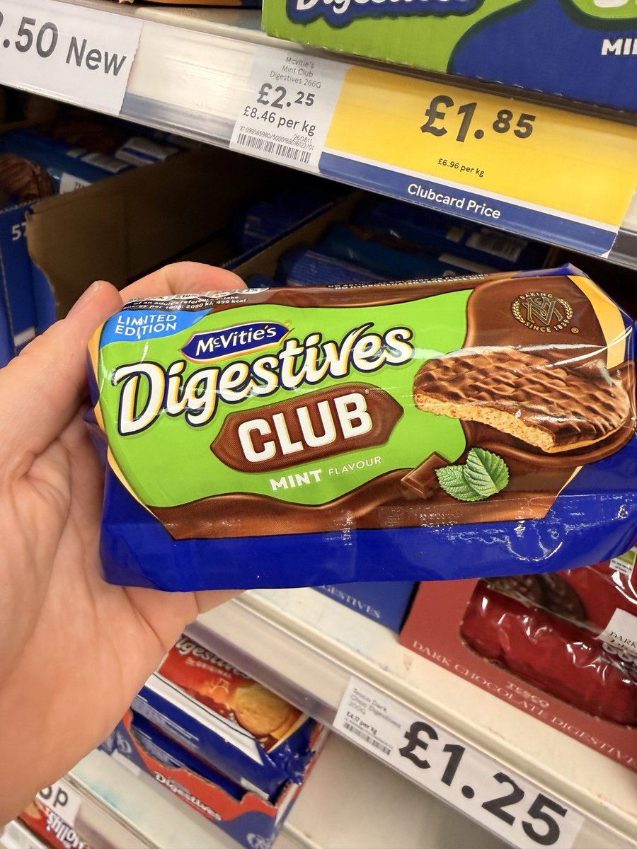 All_Things_New_'s tweet photo. If you like a lot of chocolate on your biscuit join our club! 🍪🍫 Digestives x Mint Club 👀 At Tesco @McVities #mcvites #digestives #club #mint #biscuits https://t.co/woHsWe67AR