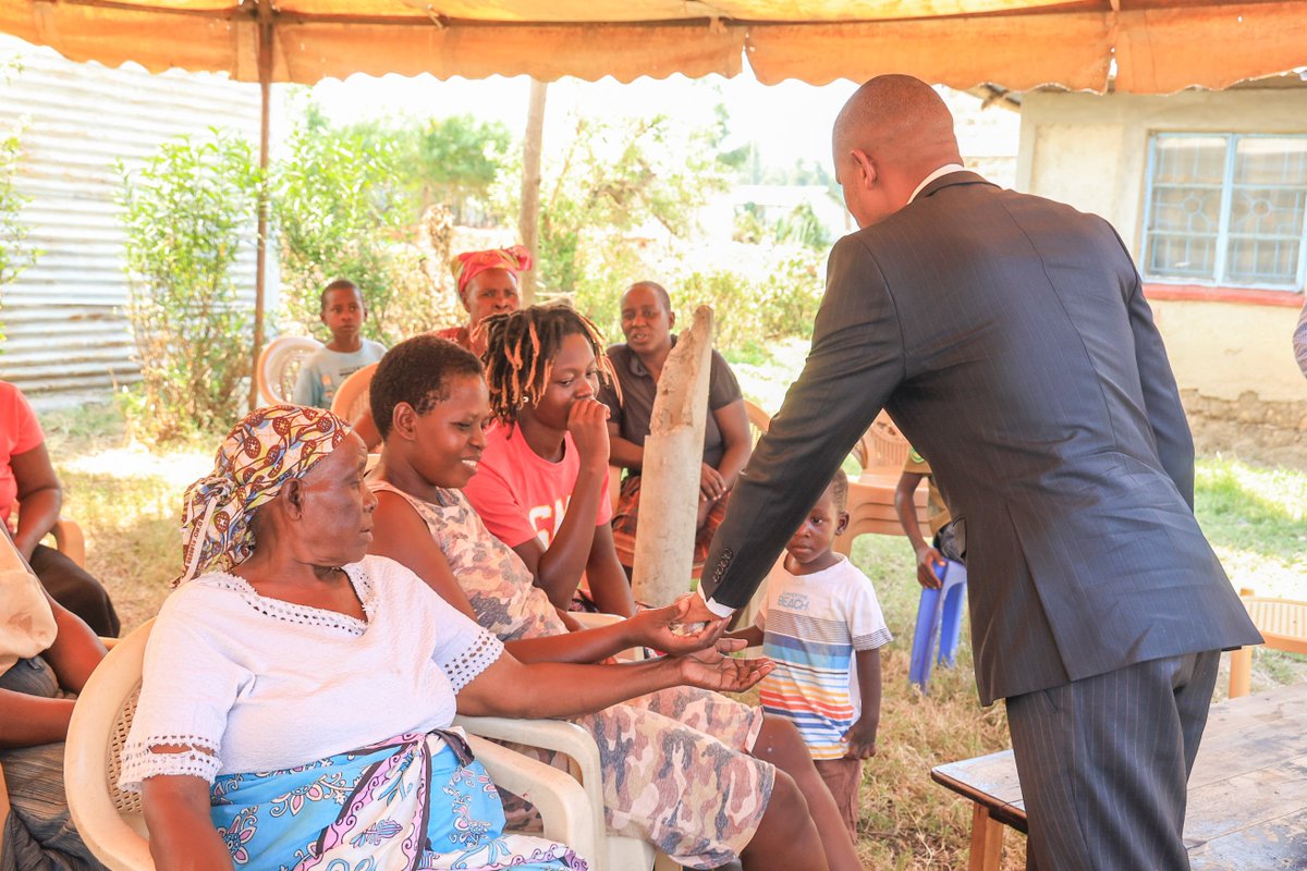 sam_profesa's tweet photo. Kupumzika ni Binguni.🔥💯
After representing innocent youths at the Kisumu Law Courts, Babu Owino took time to visit his loyal supporters in Nyalenda.
The love from the people remains unmatched.
#BabukwaSababu #PartyLeader #LindaMwananchi ✊🏽❤️
#MTRHExpansion sifuna kwa 10 https://t.co/iLWbdr6jCE