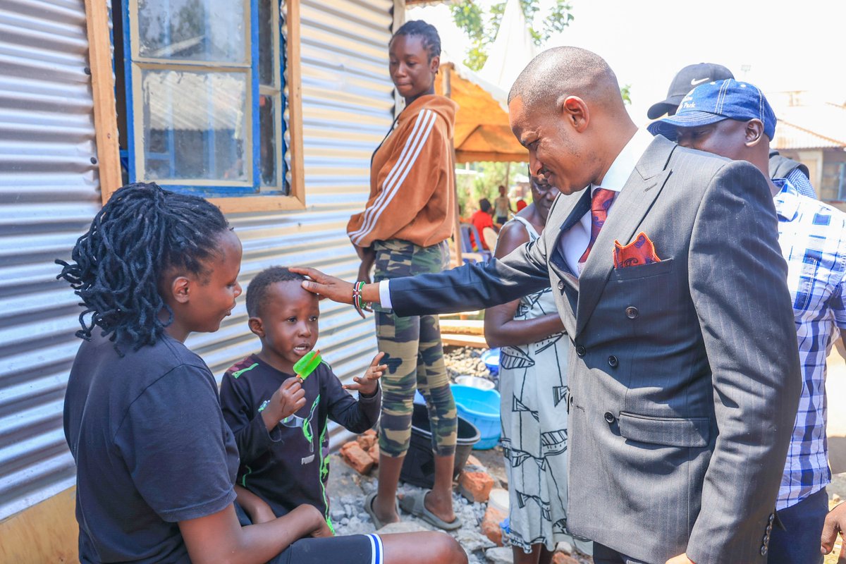 sam_profesa's tweet photo. Kupumzika ni Binguni.🔥💯
After representing innocent youths at the Kisumu Law Courts, Babu Owino took time to visit his loyal supporters in Nyalenda.
The love from the people remains unmatched.
#BabukwaSababu #PartyLeader #LindaMwananchi ✊🏽❤️
#MTRHExpansion sifuna kwa 10 https://t.co/iLWbdr6jCE