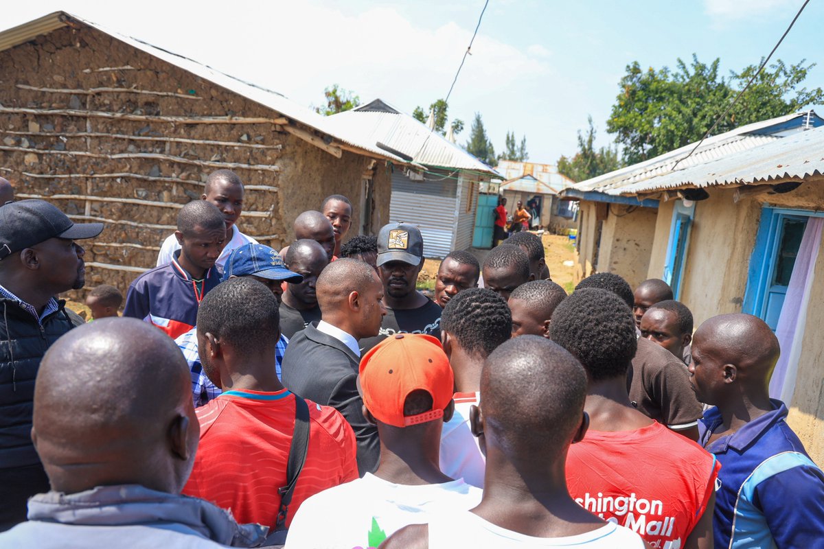sam_profesa's tweet photo. Kupumzika ni Binguni.🔥💯
After representing innocent youths at the Kisumu Law Courts, Babu Owino took time to visit his loyal supporters in Nyalenda.
The love from the people remains unmatched.
#BabukwaSababu #PartyLeader #LindaMwananchi ✊🏽❤️
#MTRHExpansion sifuna kwa 10 https://t.co/iLWbdr6jCE