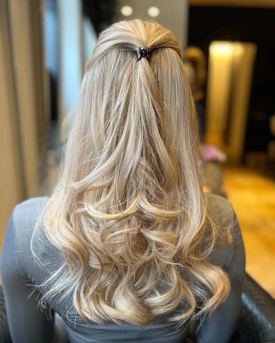 FolleaHair's tweet photo. We love a Monday FOLLEA wig transformation! ✨ Who else does? Raise your hand in the comments! 🙋‍♀️

✨”Beautiful girl with or without her wig!” - @hkhaarwerken ✨

Featuring a 16 inch FOLLEA Style human hair wig in the color Vienna 11035.

💕 #FolleaByDanielAlain

#Follea #wig https://t.co/NiOd6wDSSs