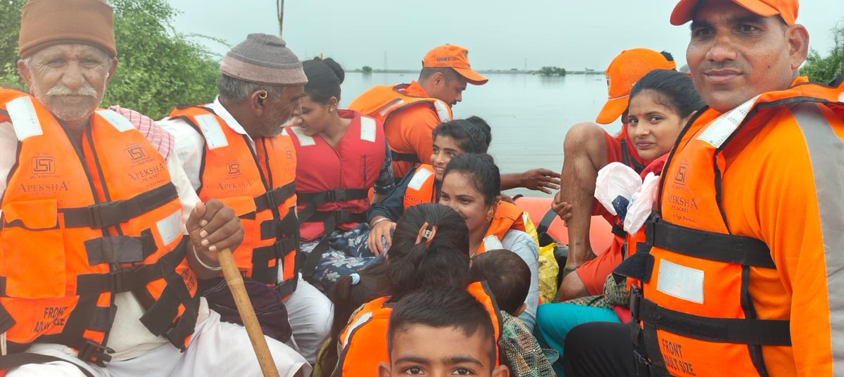 NDRFHQ's tweet photo. #FWR_Ops I #Evacuation I #Gujarat
🔶NDRF teams conducted Flood Water Rescue Ops in Dholera, Ahmedabad, Gujarat.
🔶Safely evacuated 88 persons, including 04 infants and 34 children, along with 05 livestock, from the flood-affected village of Pipli to safer locations. https://t.co/OAEUz9JGmv