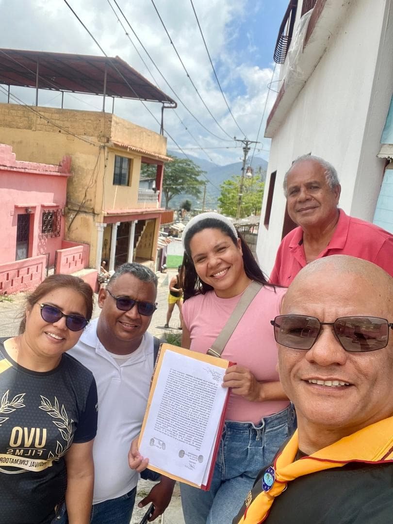 sibienbello's tweet photo. Ya se firmó el documento de compra de la casa para nuestra amiga Adri, que perdió todo, incluso su hija de 8 años... estuvo refugiada en nuestro centro durante este mes, y gracias a Dios se pudo cumplir este sueño. con un terreno de 1260 metros cuadrados. Gloria a Dios se logró el objetivo de comprar la casa. Ahora les muestro un video de la casa.