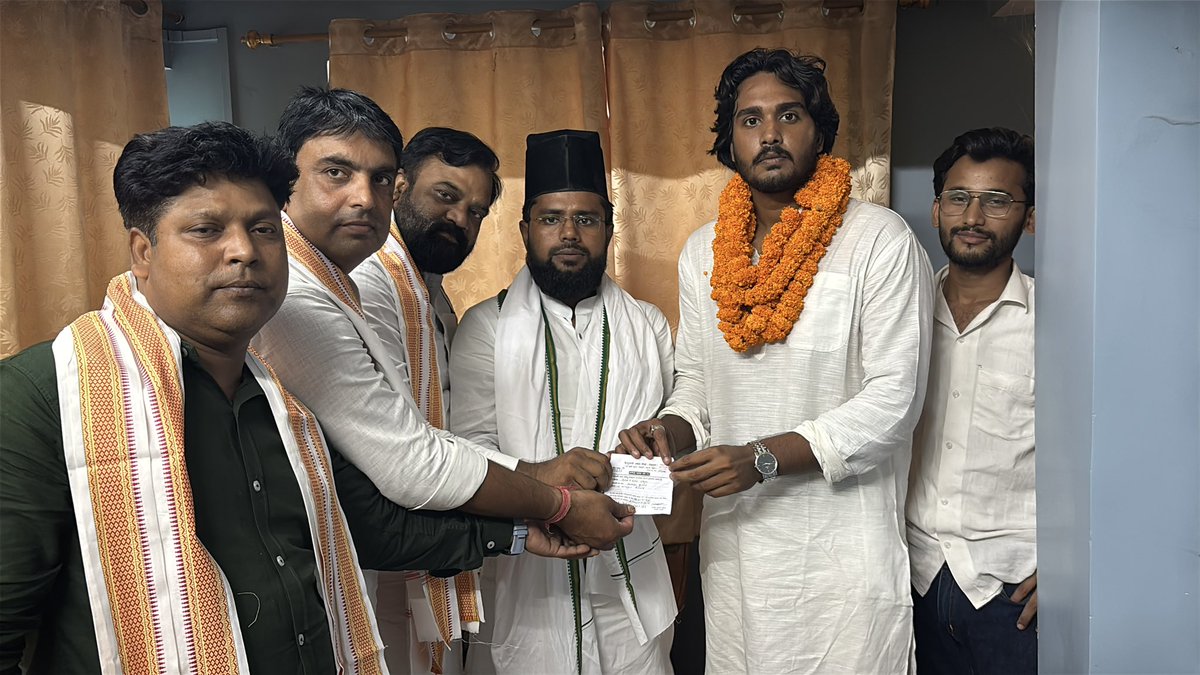 AdilkhanBaba3's tweet photo. “दिनांक 17/06/2026 को माननीय लघु जल संसाधन मंत्री जी से मुलाकात कर उनका आशीर्वाद एवं मार्गदर्शन प्राप्त किया। इस अवसर पर पार्टी की सदस्यता ग्रहण कर संगठन के साथ जुड़ने का सौभाग्य मिला। राष्ट्र एवं समाज सेवा के लिए सदैव समर्पित रहने का संकल्प लिया।#HAMPARTY #NDA #HAM #bihar https://t.co/ssxaZLiek9