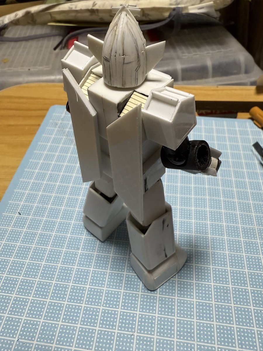 suzucappu's tweet photo. 軸位置で悩んでた羽根を付けた。
ポリキャップ内臓で戦闘→戦闘飛行状態に可動。
最初の位置が高過ぎたのでポリキャップ位置を下げた…今日はここまで。 https://t.co/6dNN5HxHWL