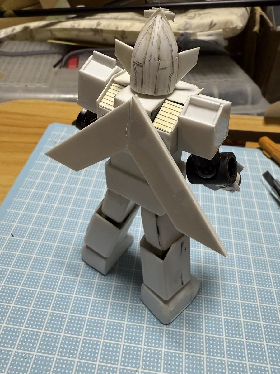 suzucappu's tweet photo. 軸位置で悩んでた羽根を付けた。
ポリキャップ内臓で戦闘→戦闘飛行状態に可動。
最初の位置が高過ぎたのでポリキャップ位置を下げた…今日はここまで。 https://t.co/6dNN5HxHWL