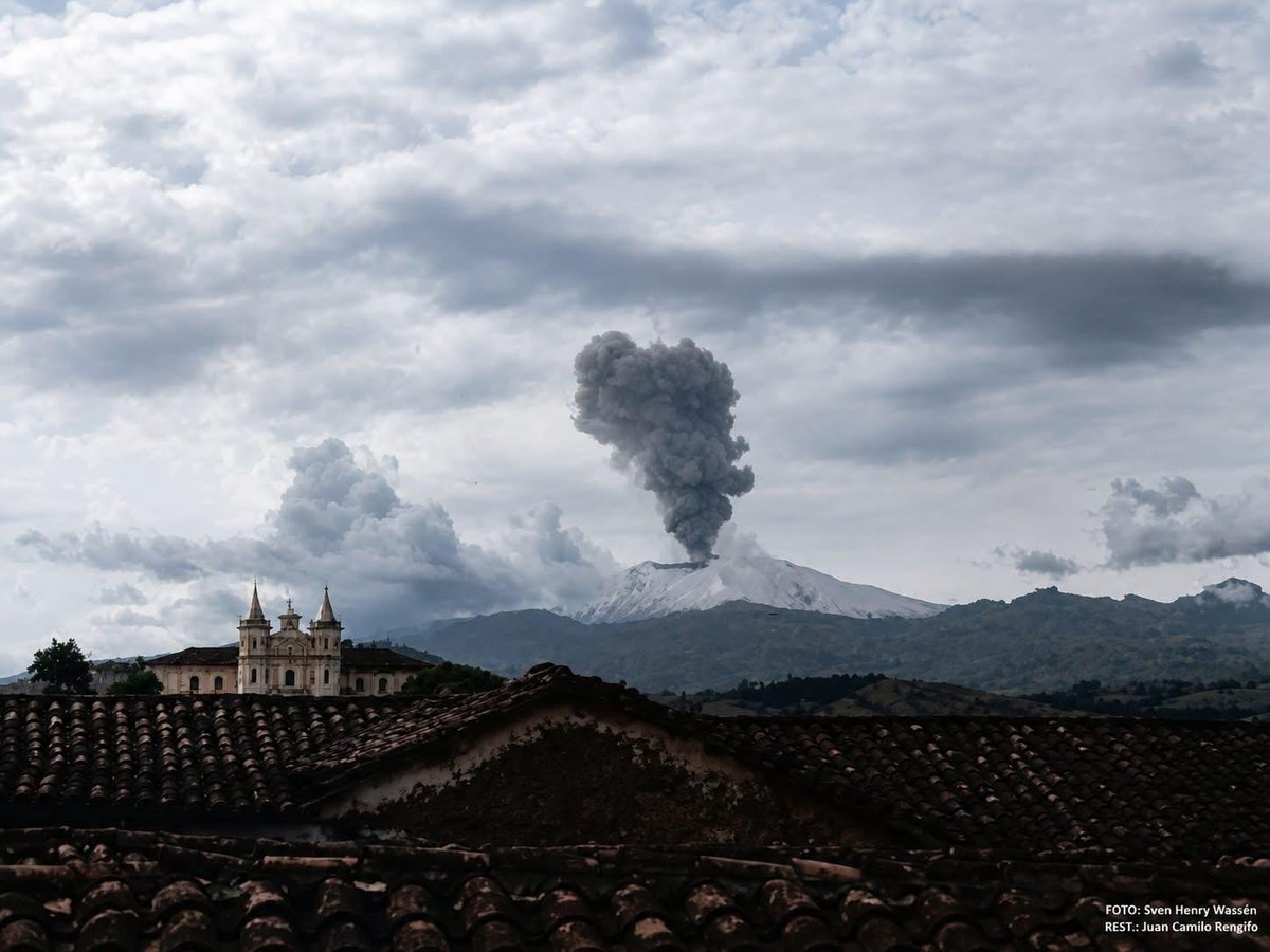 ISAZULETA's tweet photo. El señor Abelardo le tiene miedo a los volcanes, a las montañas, a las selvas, a los mares, a los ríos, a las ciénagas, a los páramos, en definitiva a la naturaleza.

Debe tener miedo porque la naturaleza habla y cuando lo hace lo hace con contundencia, ella sabe quién representa una amenaza para la vida.