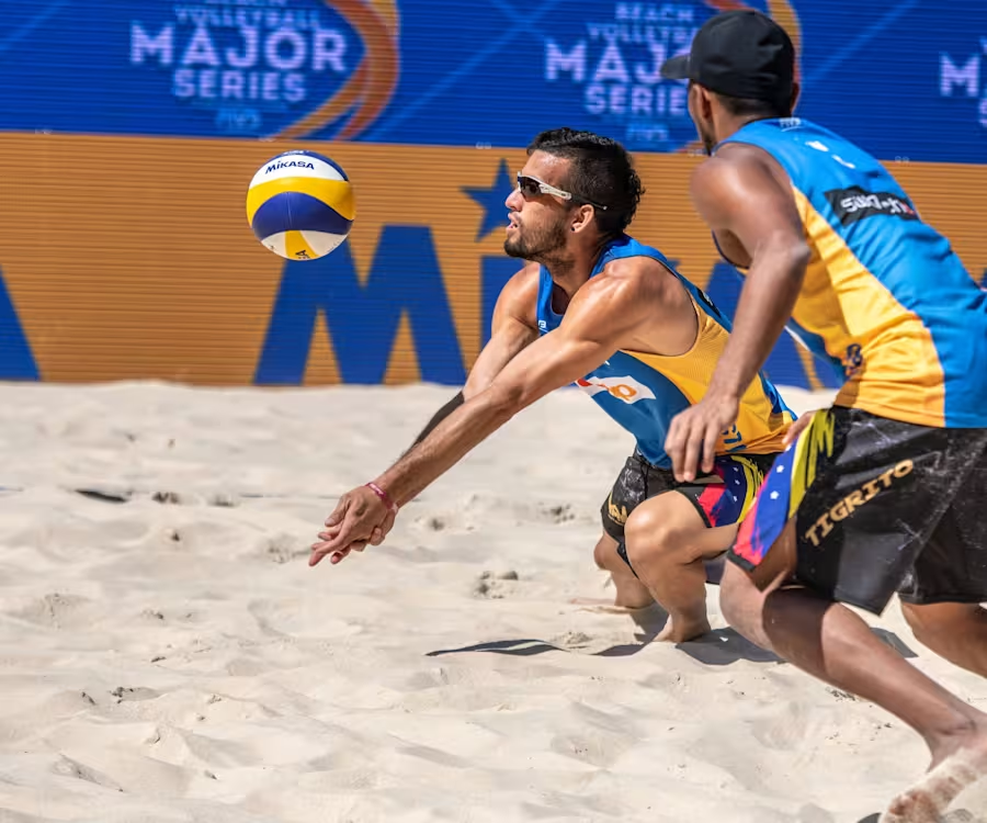 dd_grubu's tweet photo. Erkekleri giydir; kadınları soy; sebebine eşitlik, laiklik falan dersin.
Sorgulayanları yobaz, Atatürk düşmanı ilan etmeyi unutma.
Ya "Beach volleyball" ? Orada kadın-erkek farkı daha beter!

Üstelik soyunmaya itiraz eden kızlar federasyondan ceza alıyor!